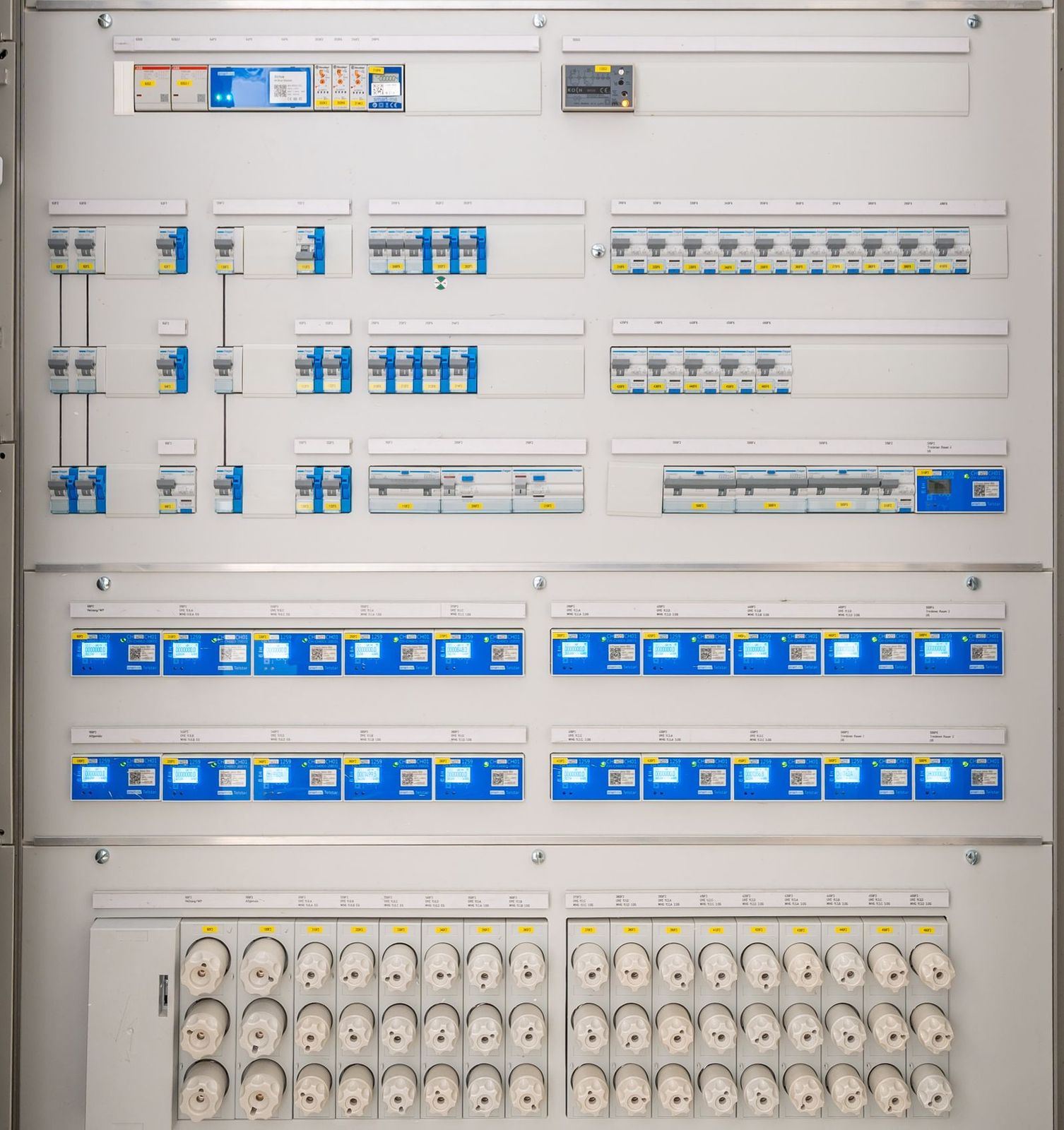 Tableau électrique neuf avec ses rangées de disjoncteurs