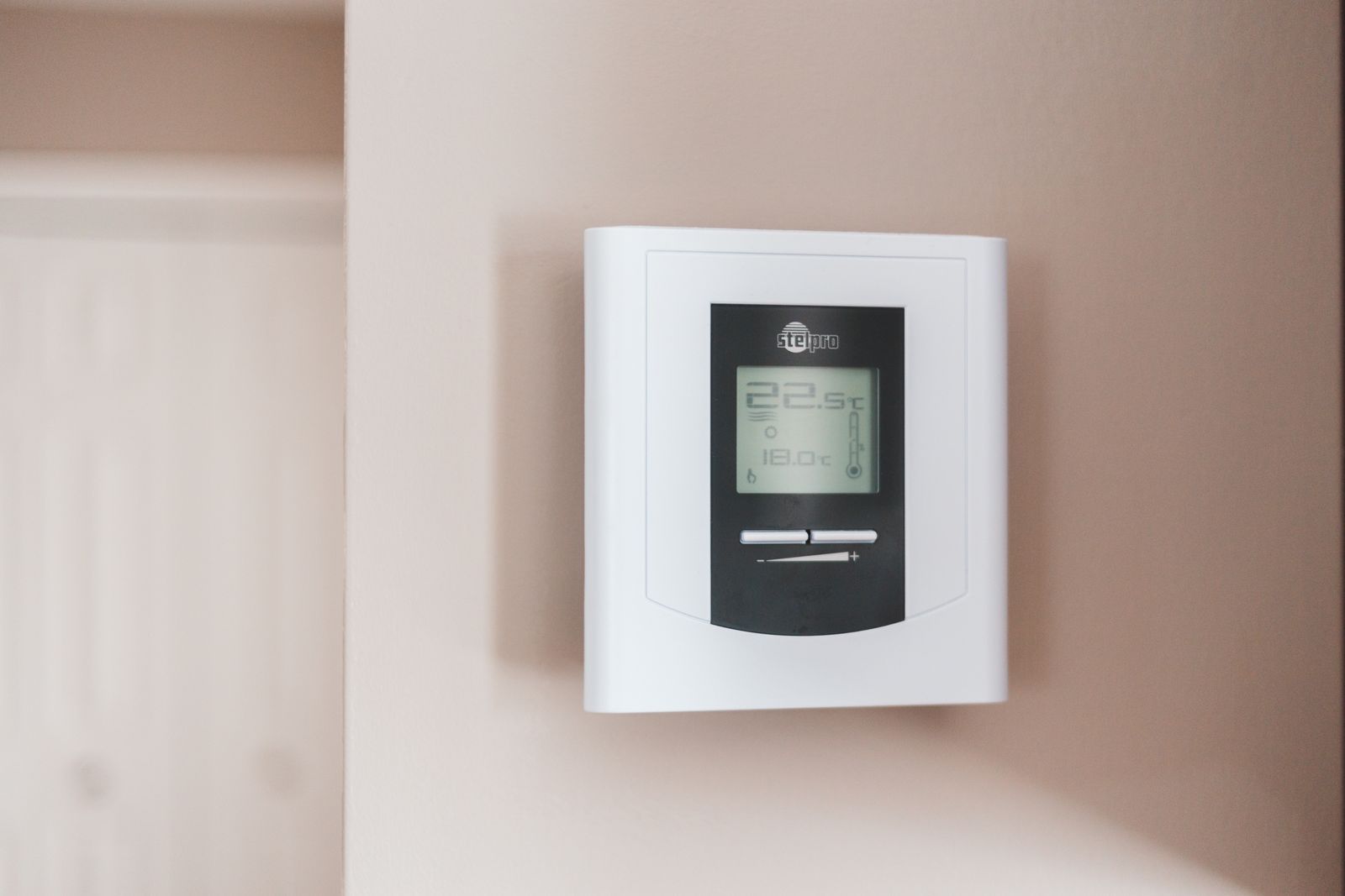 Thermostat de chauffage fixé sur un mur